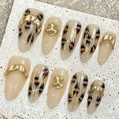 Chic Leopard Gold Nails